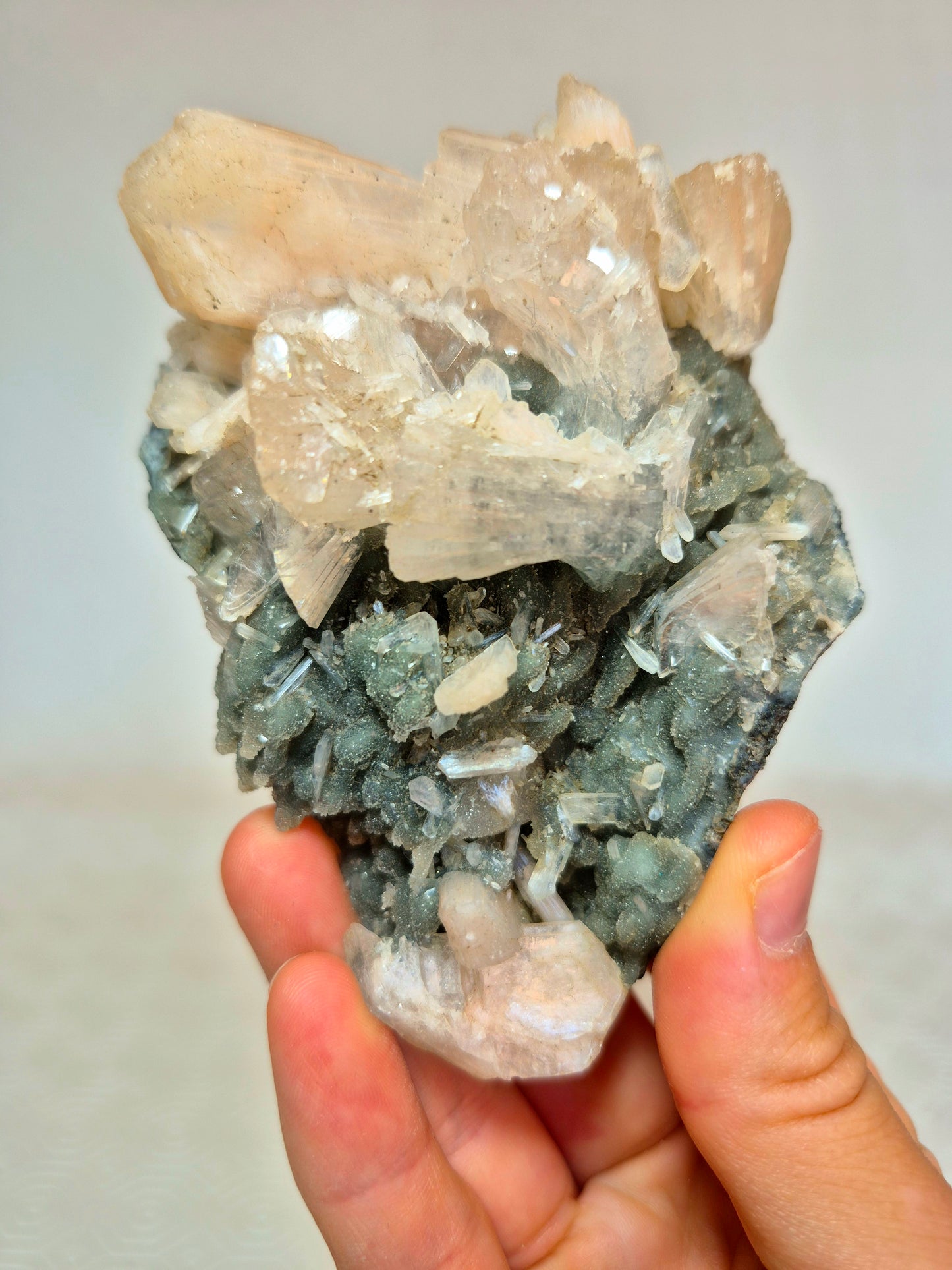 Stilbite su Calcedonio
