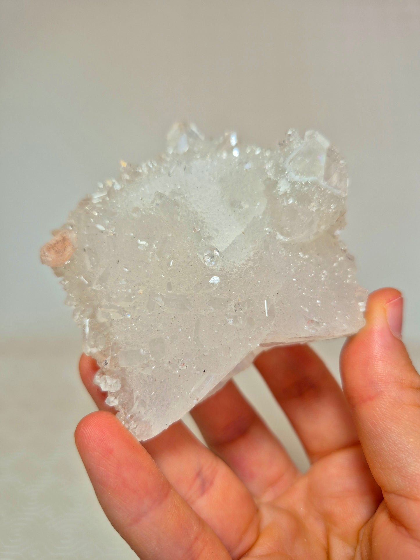 Apofillite e Stilbite su Calcite