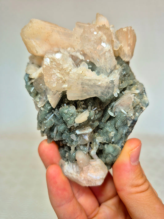 Stilbite su Calcedonio