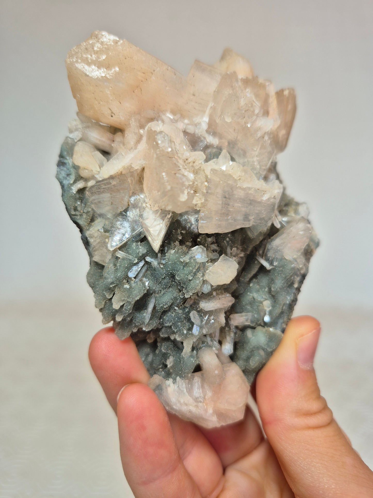 Stilbite su Calcedonio