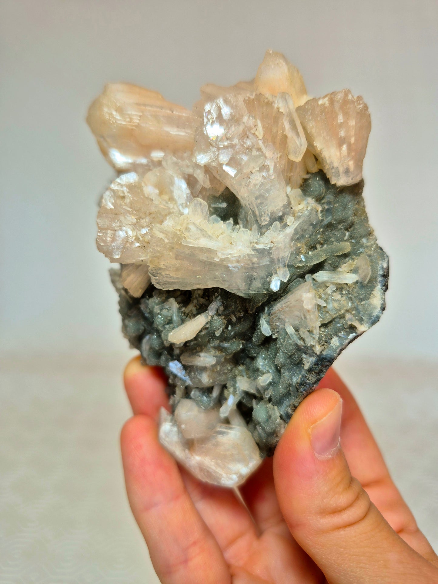 Stilbite su Calcedonio
