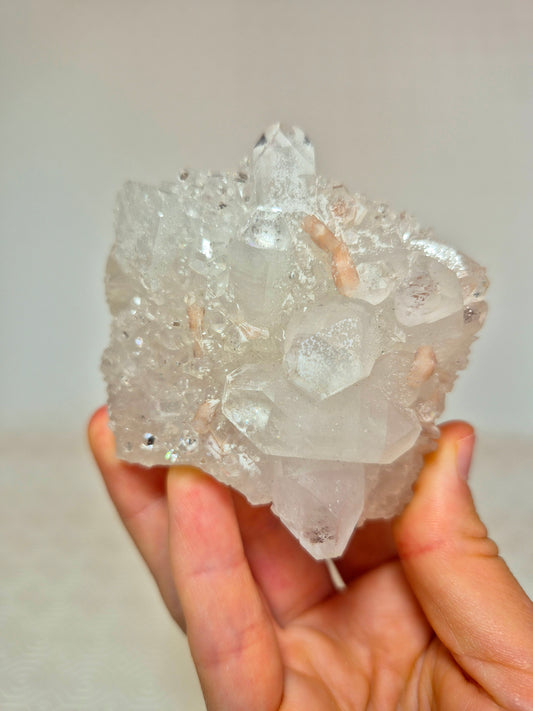Apofillite e Stilbite su Calcite