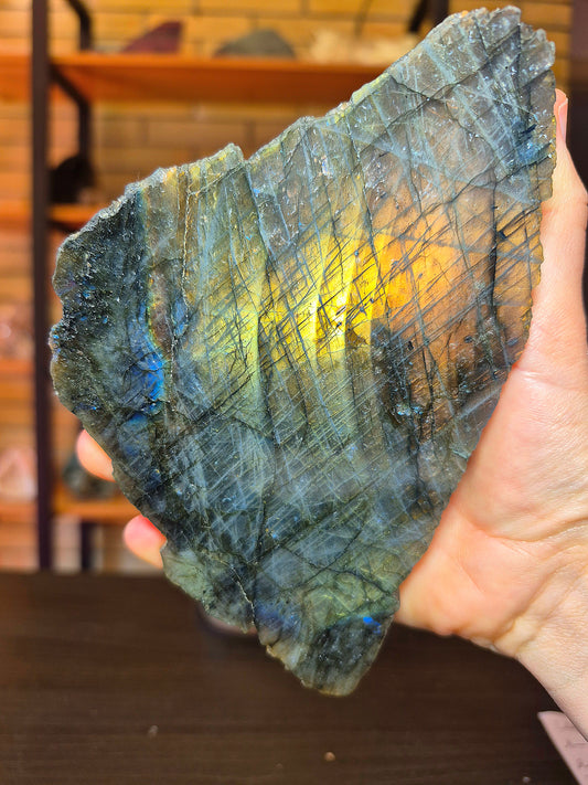 Forma Libera di Labradorite Semilucidata